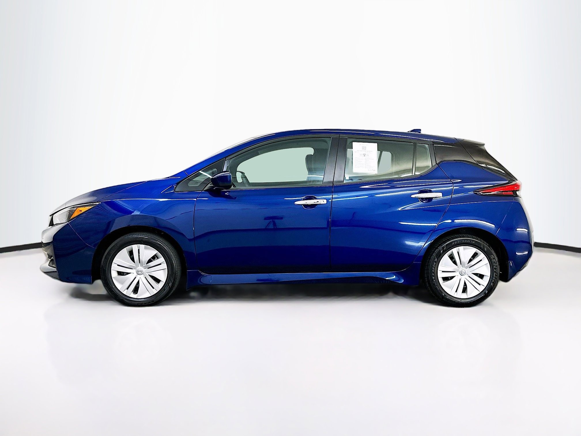 Used 2025 Nissan Leaf S image 4