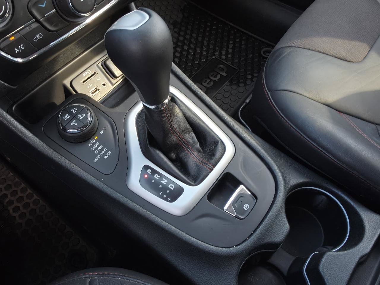 Used 2015 Jeep Cherokee Trailhawk w/ Cold Weather Group AWD/4WD image 37