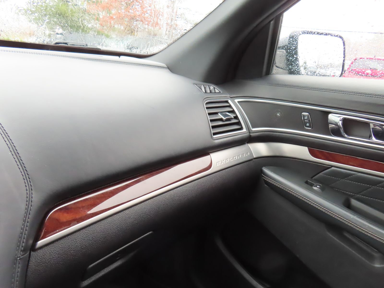 Used 2017 Ford Explorer Platinum image 22