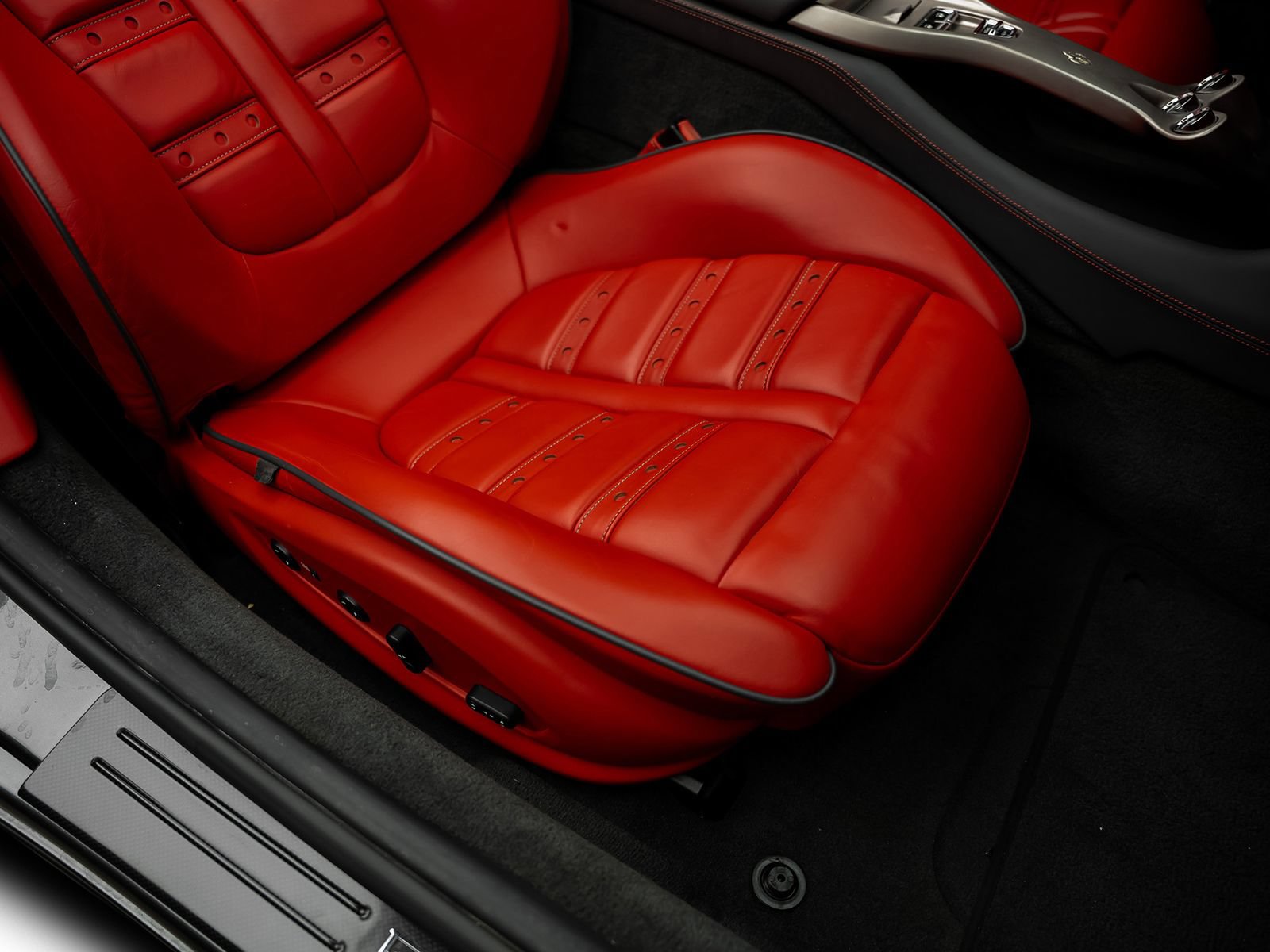 Used 2010 Ferrari California RWD image 38