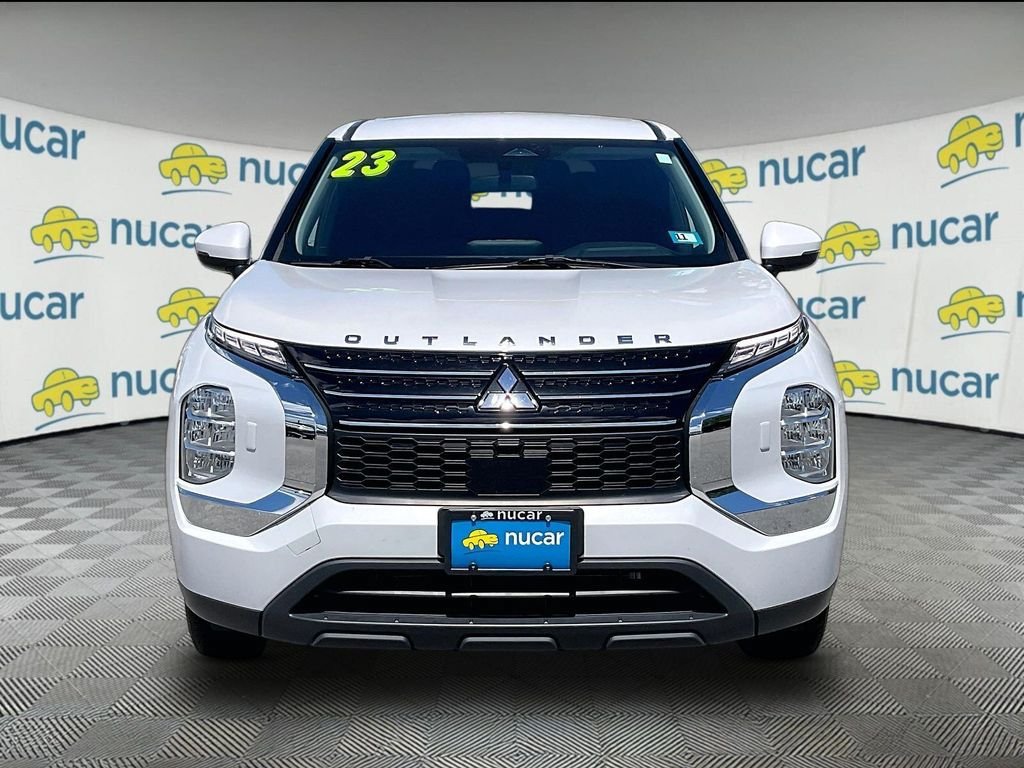 Used 2023 Mitsubishi Outlander ES AWD/4WD image 2