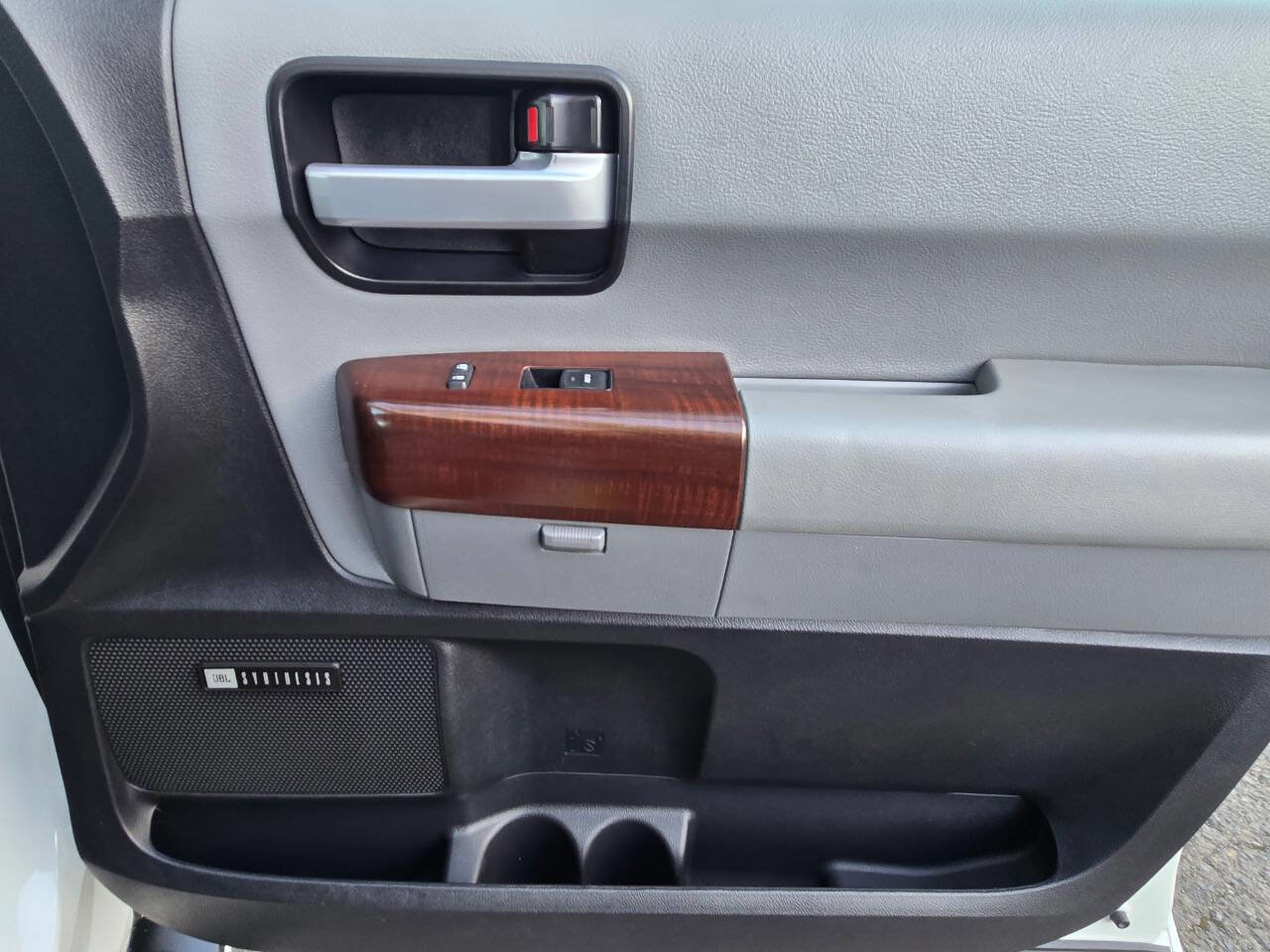 Used 2016 Toyota Sequoia Platinum image 39