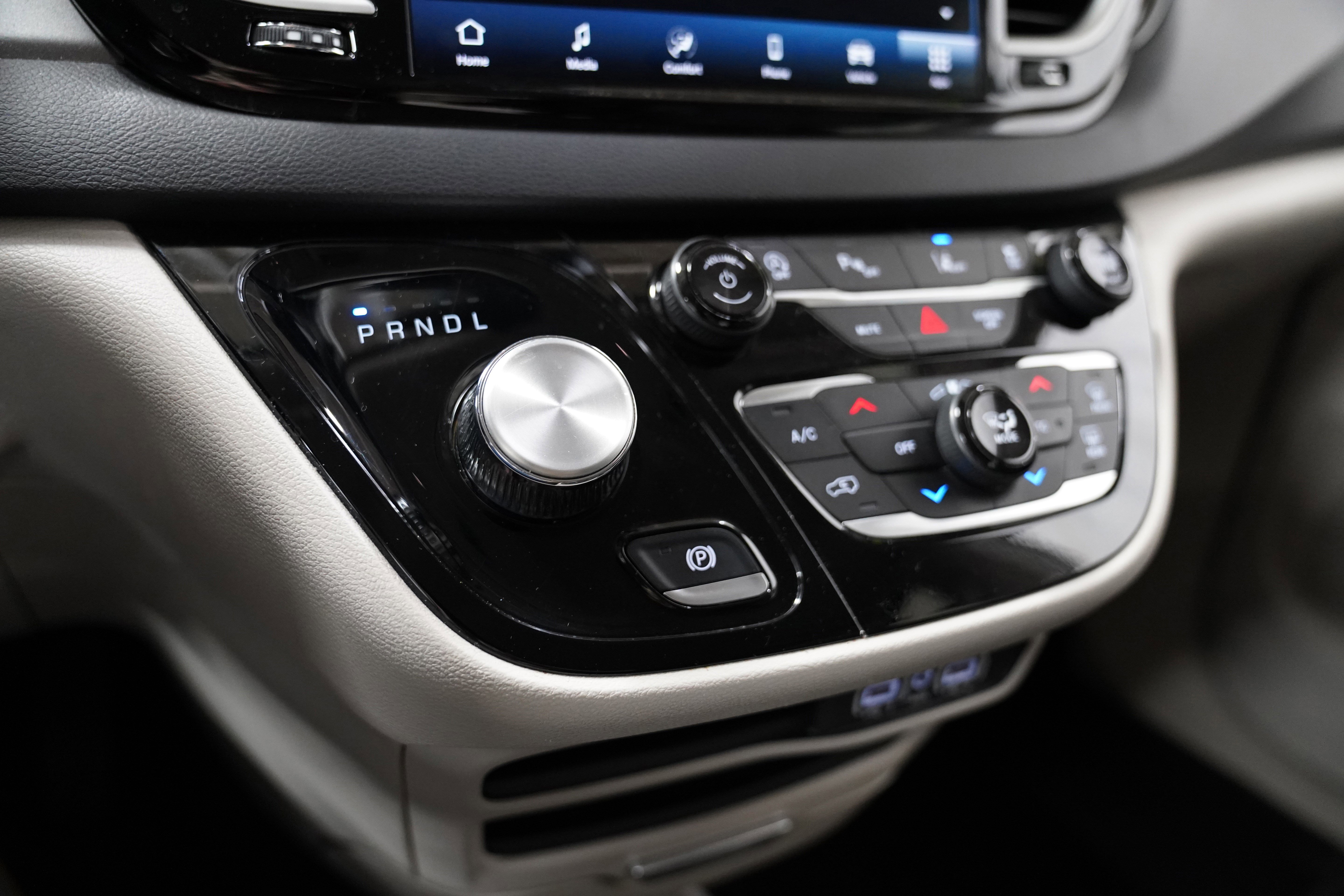 Used 2024 Chrysler Pacifica Touring-L FWD image 28