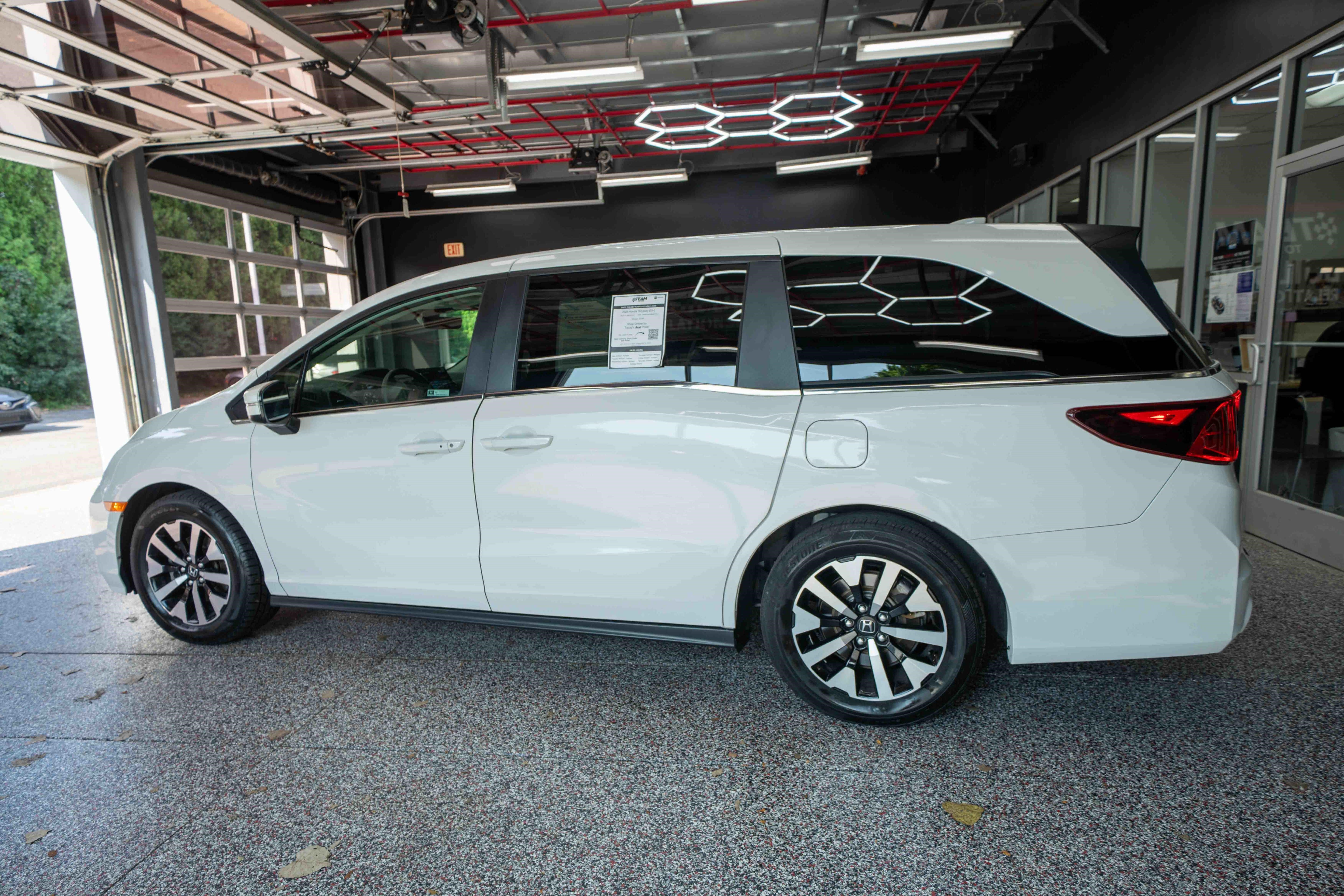 Used 2025 Honda Odyssey EX-L image 2