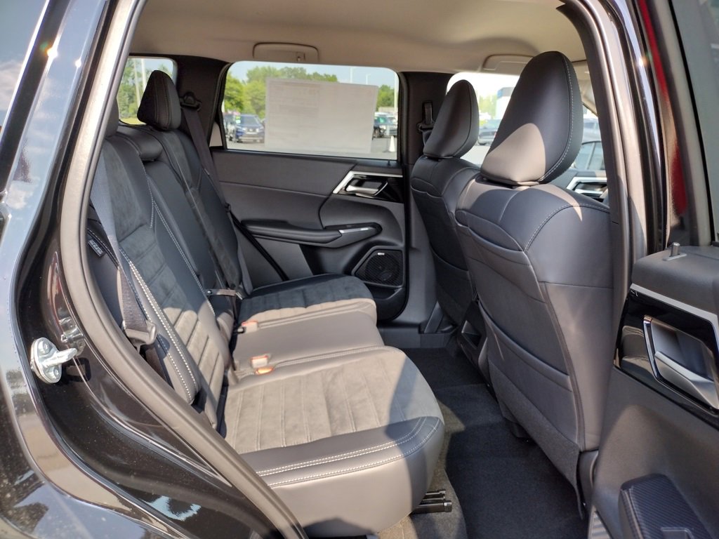 New 2025 Mitsubishi Outlander SE image 9