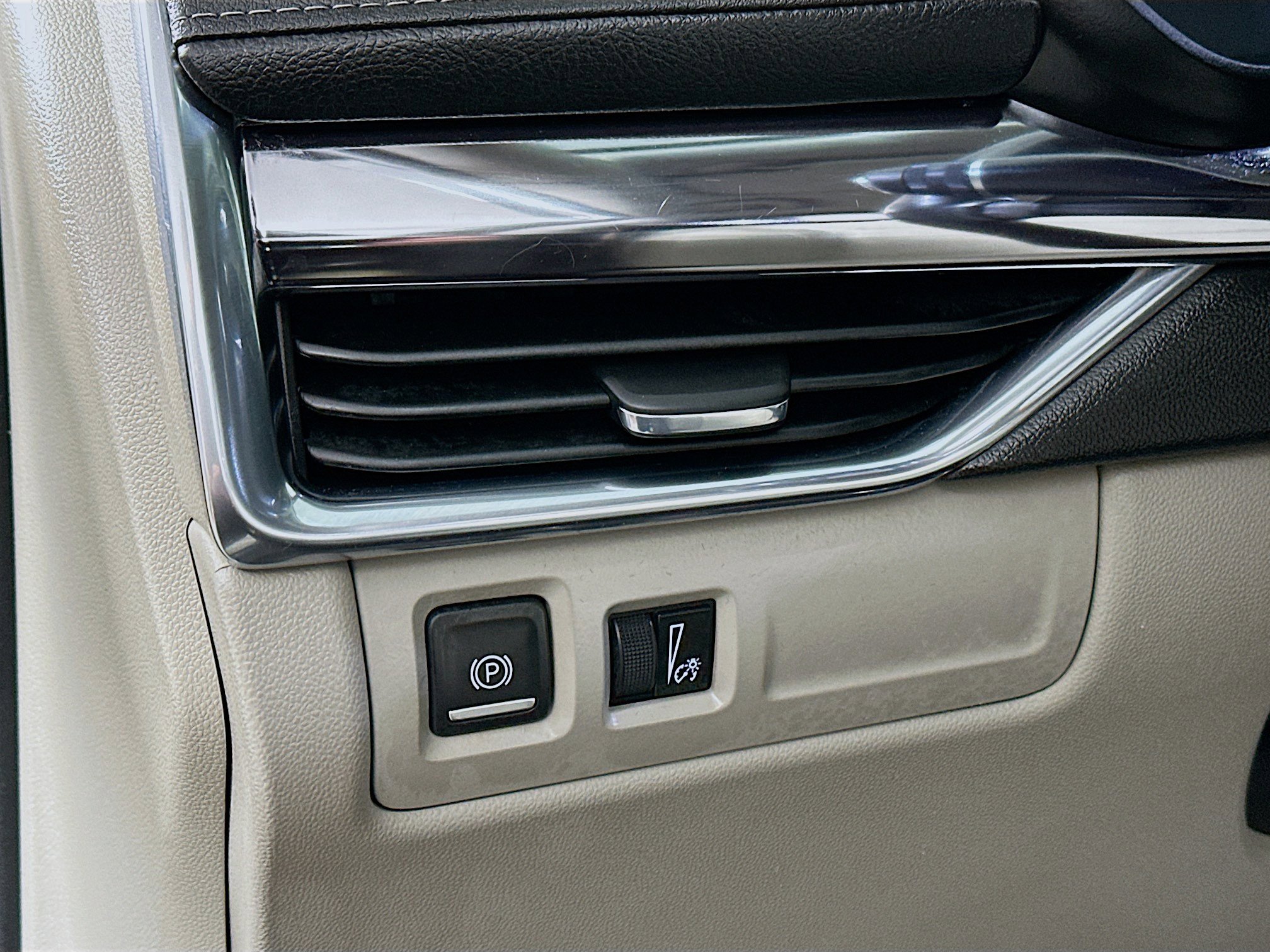 Used 2019 Cadillac XT4 Luxury w/ Cold Weather Package AWD/4WD image 10