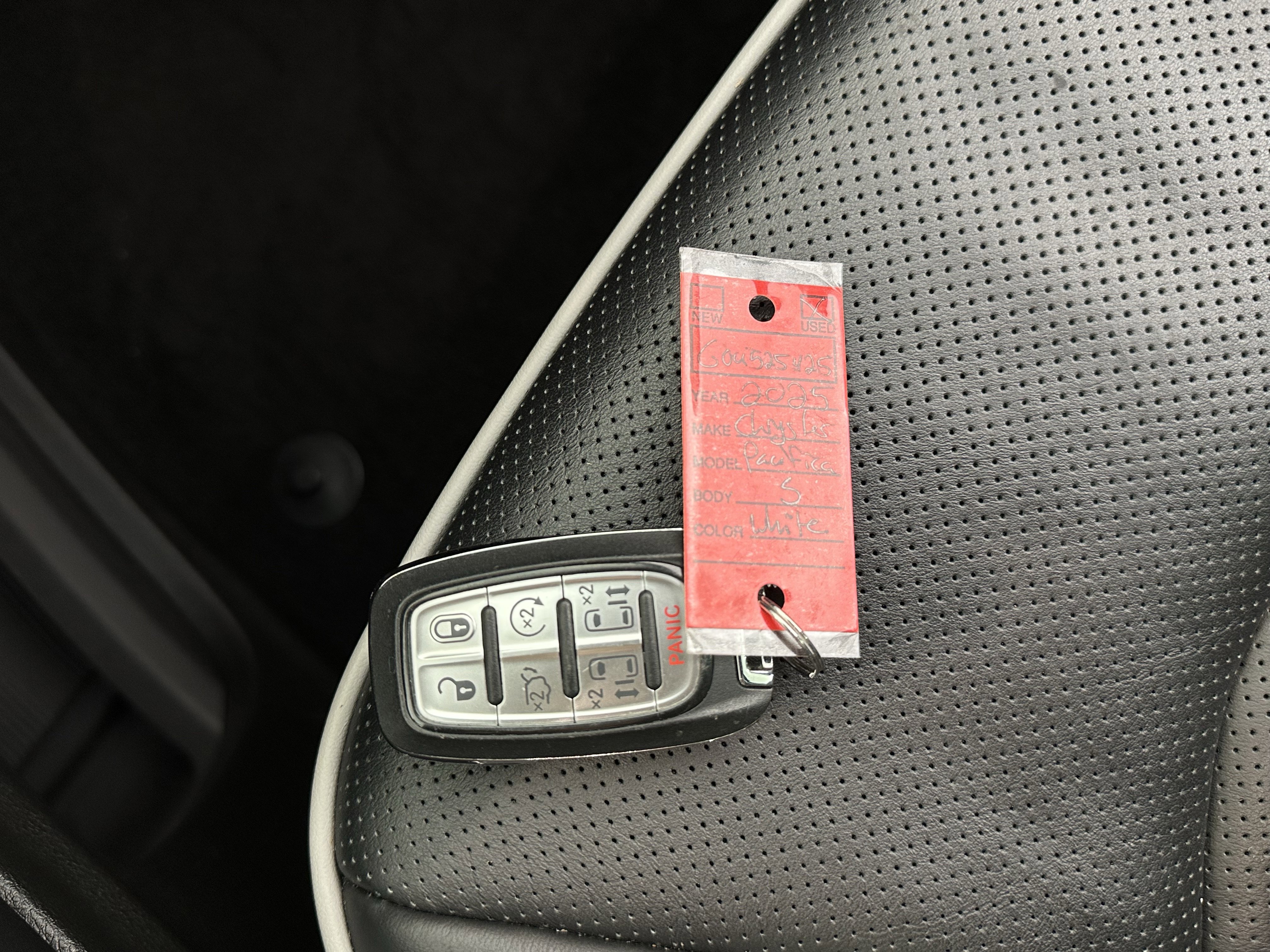 Used 2025 Chrysler Pacifica Limited image 32