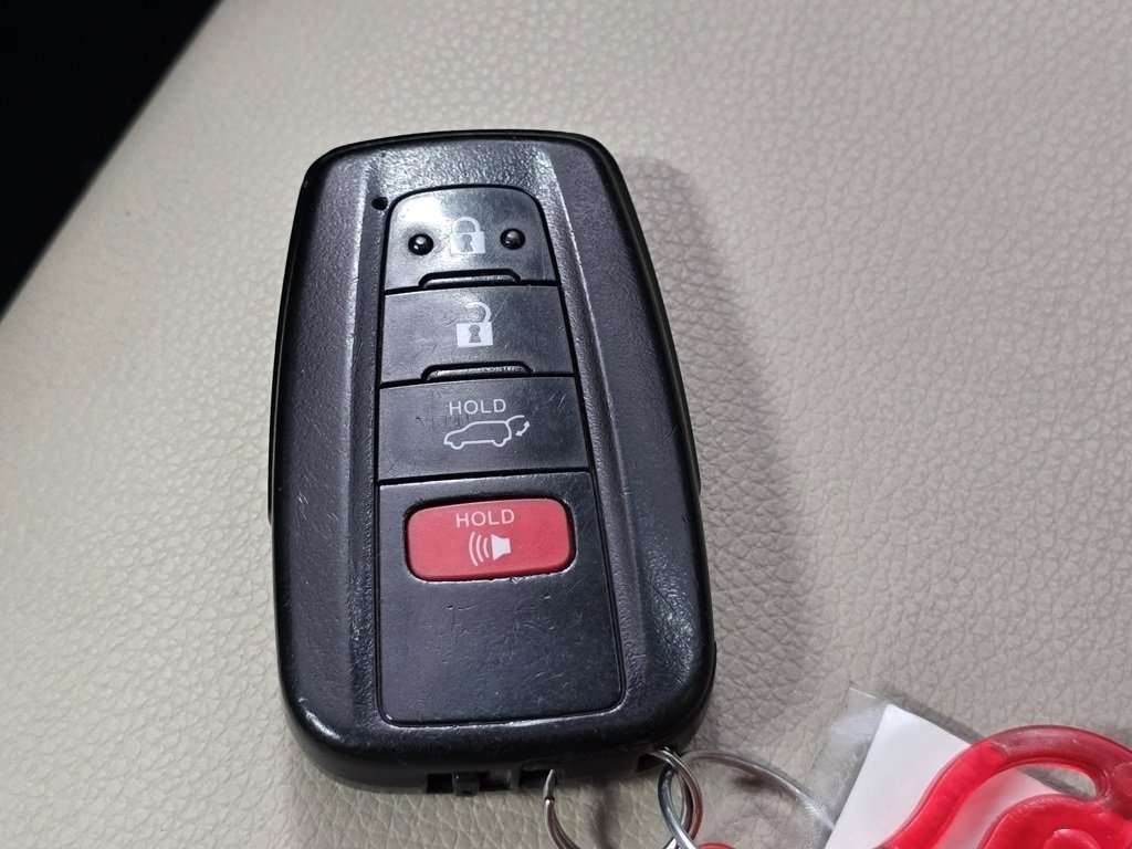 Certified 2023 Toyota Highlander XLE image 34