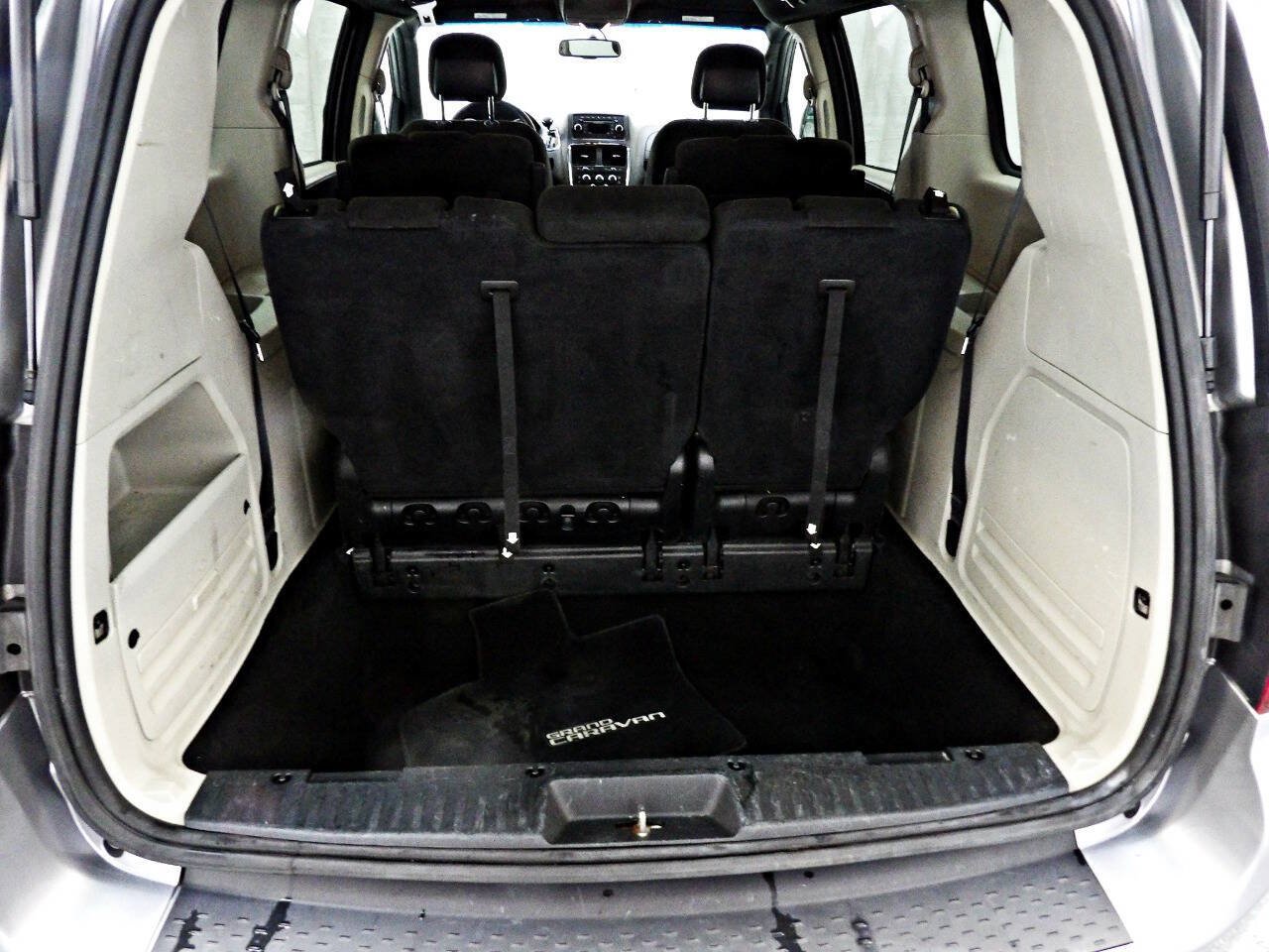 Used 2016 Dodge Grand Caravan SE FWD image 12