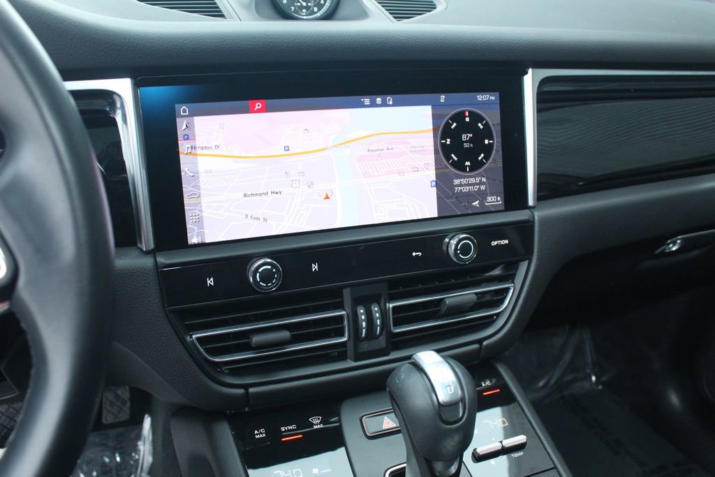 Certified 2024 Porsche Macan image 18