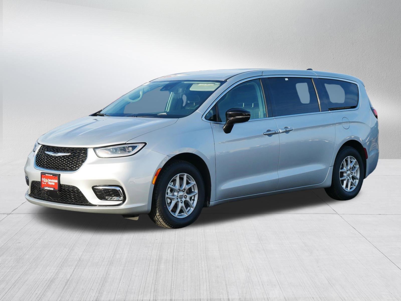Used 2024 Chrysler Pacifica Touring-L image 3
