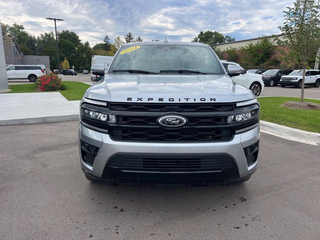 Used 2024 Ford Expedition Max Limited AWD/4WD image 2