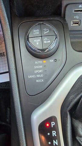 Used 2016 Jeep Cherokee Trailhawk w/ Cold Weather Group image 24