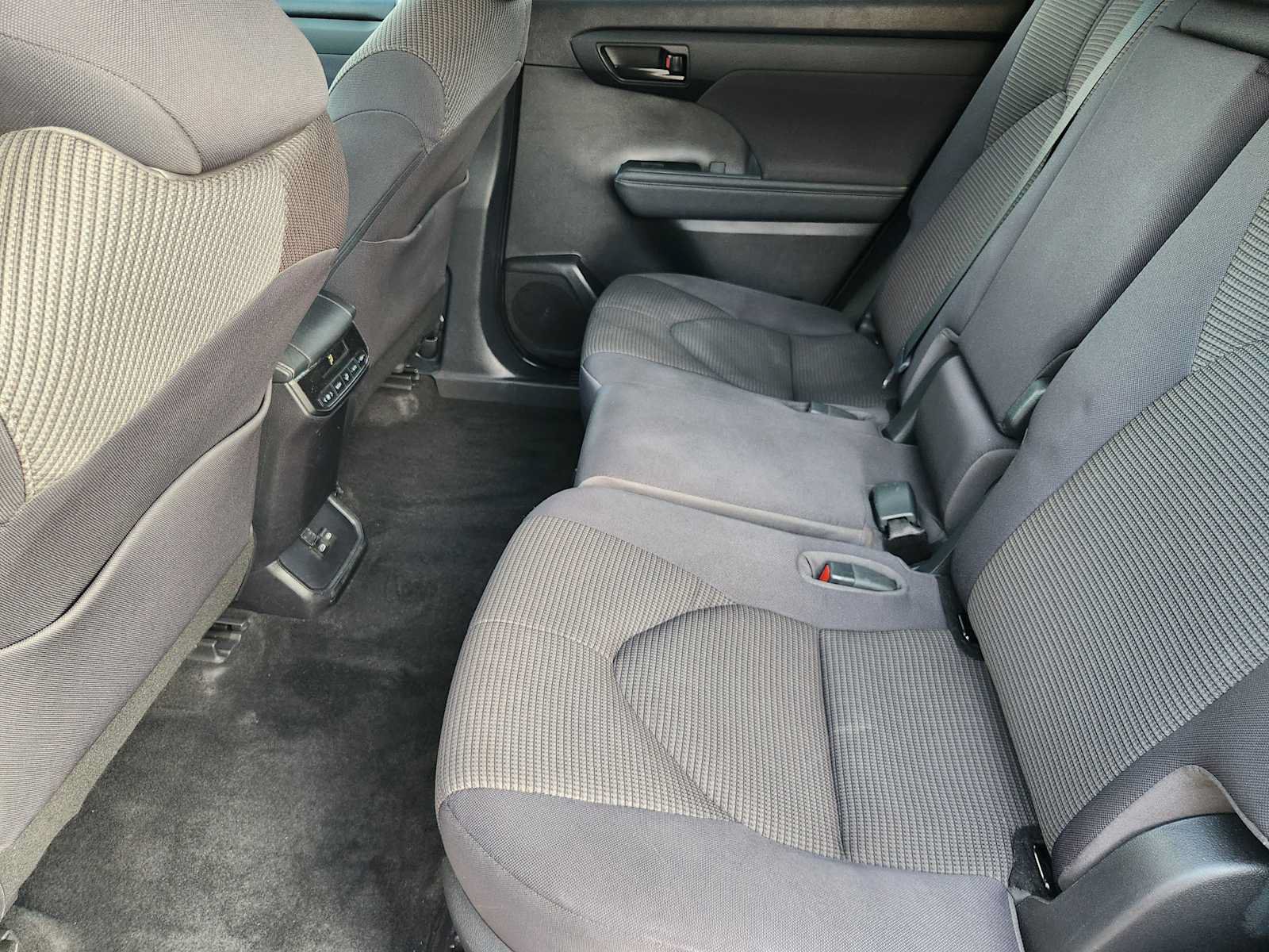 Used 2023 Toyota Highlander LE FWD image 29