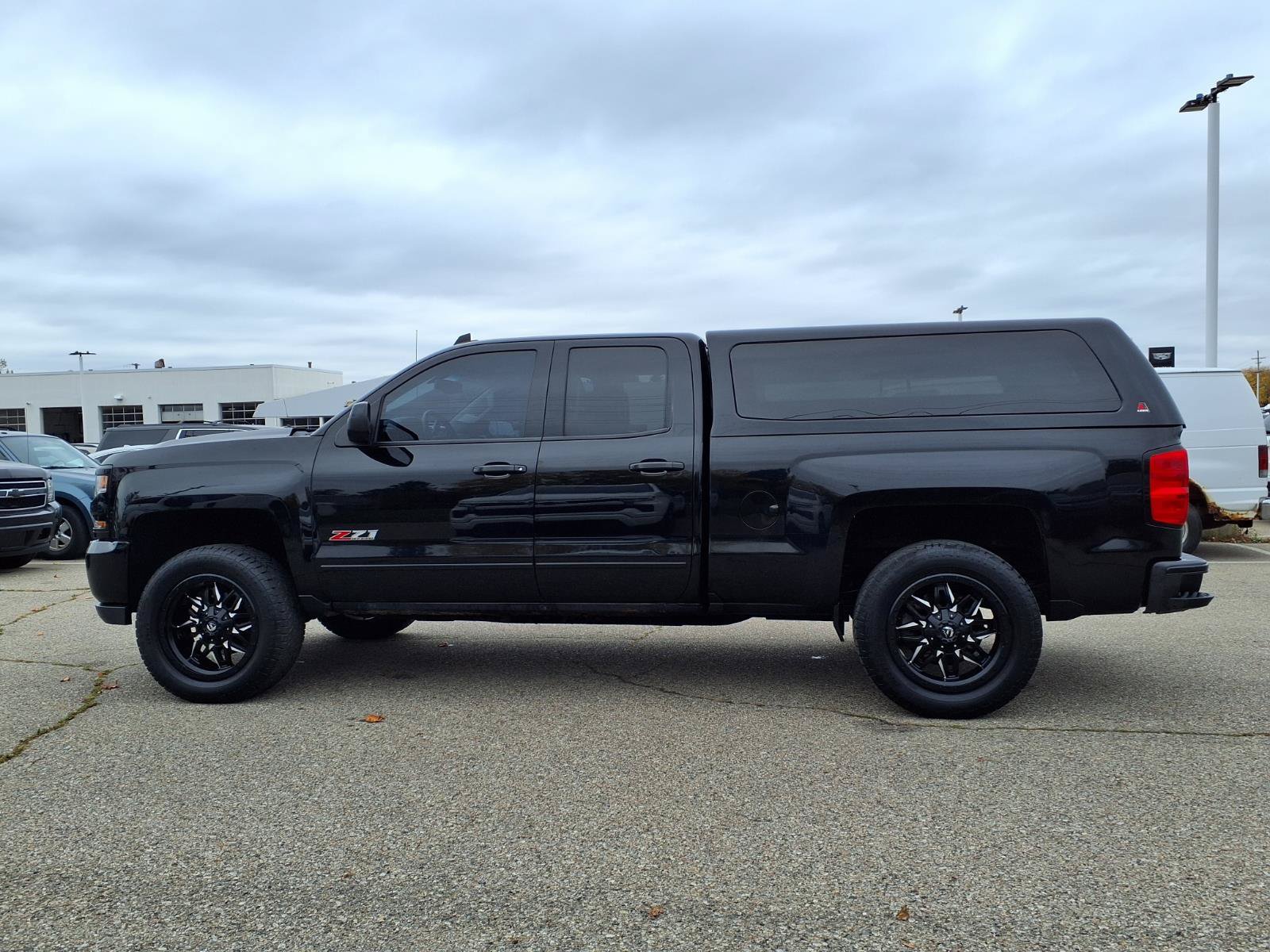 Used 2017 Chevrolet Silverado 1500 LT w/ Midnight Edition AWD/4WD image 8