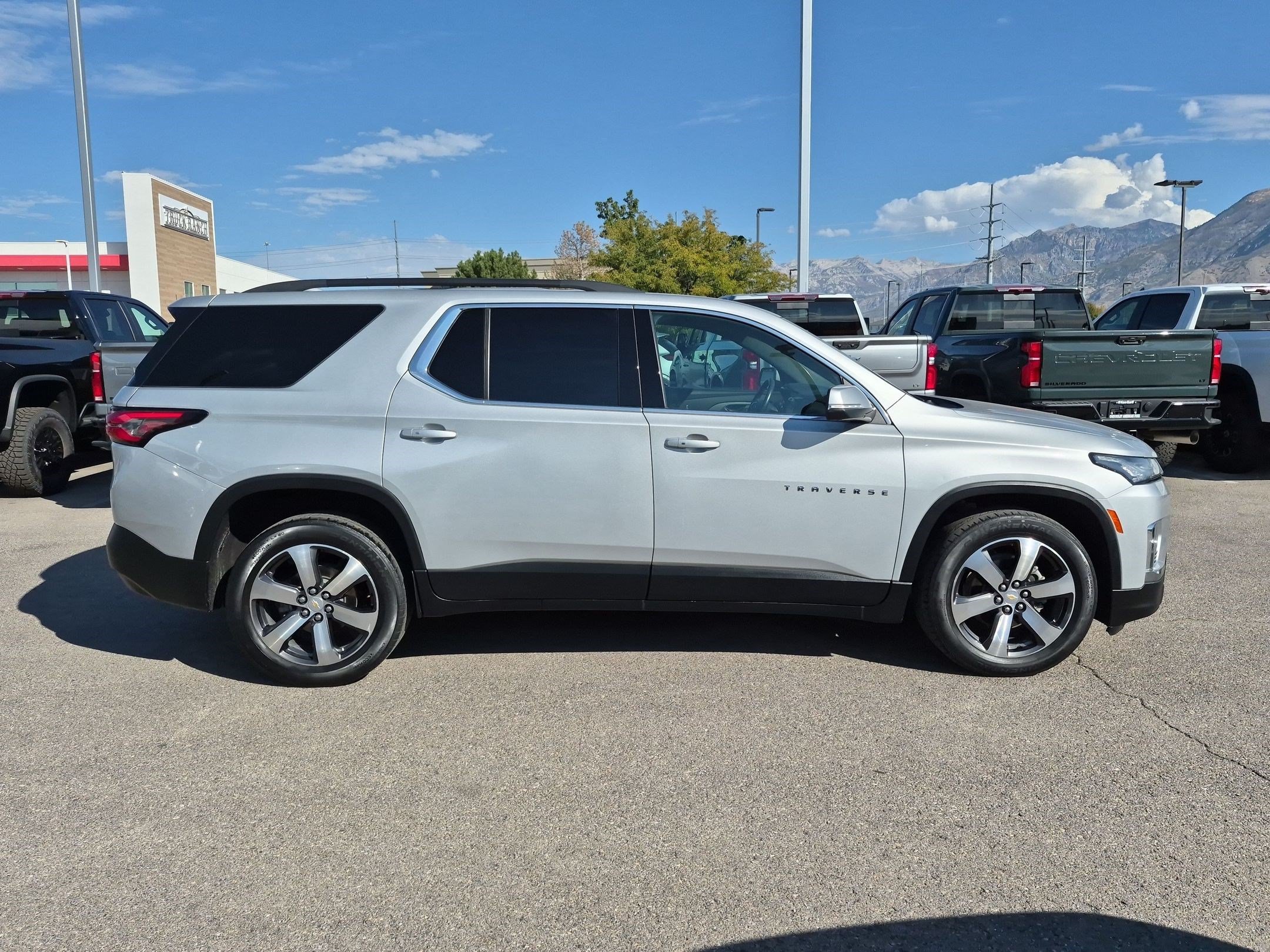 Used 2022 Chevrolet Traverse LT w/ LT Premium Package AWD/4WD image 2