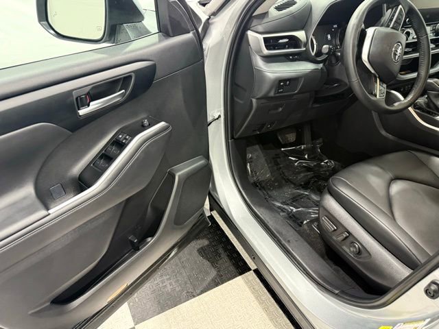 Used 2025 Toyota Highlander Platinum image 32