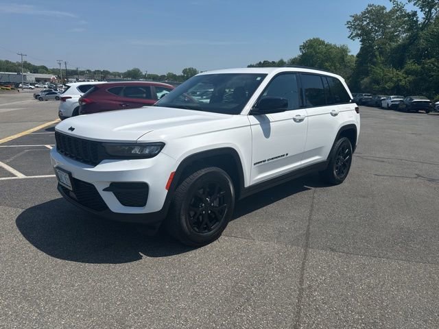 Used 2024 Jeep Grand Cherokee Altitude AWD/4WD image 4