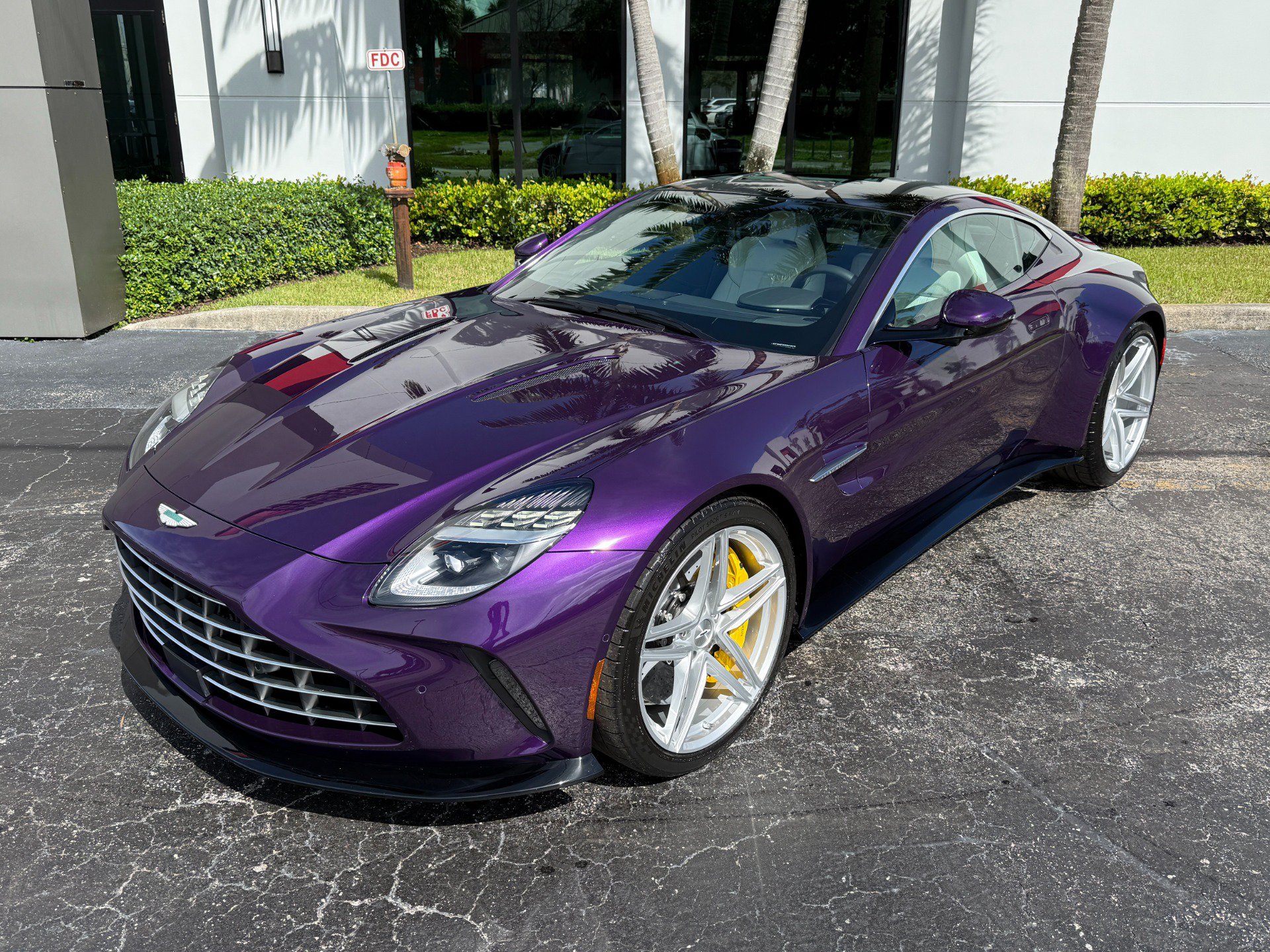 Used 2025 Aston Martin V8 Vantage Coupe RWD image 10