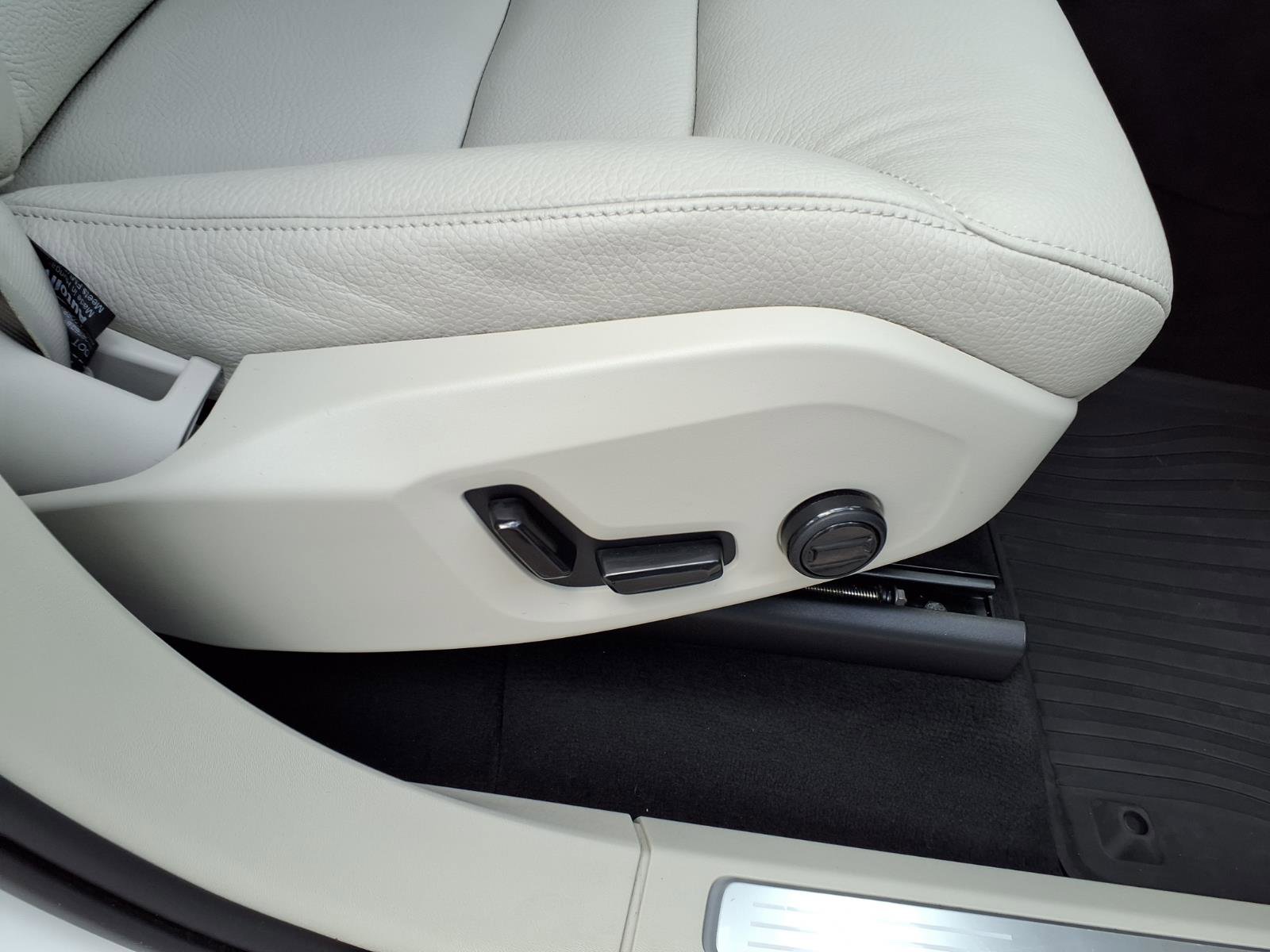Certified 2025 Volvo XC90 T8 Plus w/ Protection Package Premier AWD/4WD image 12