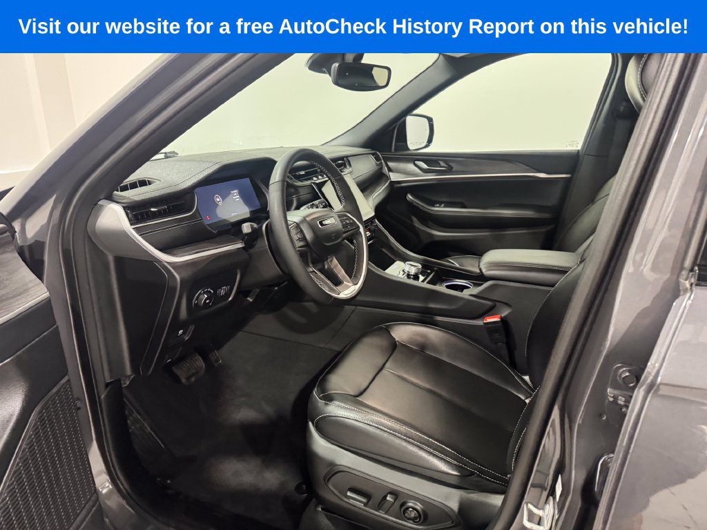 Used 2025 Jeep Grand Cherokee L Limited w/ Black Appearance Package AWD/4WD image 15