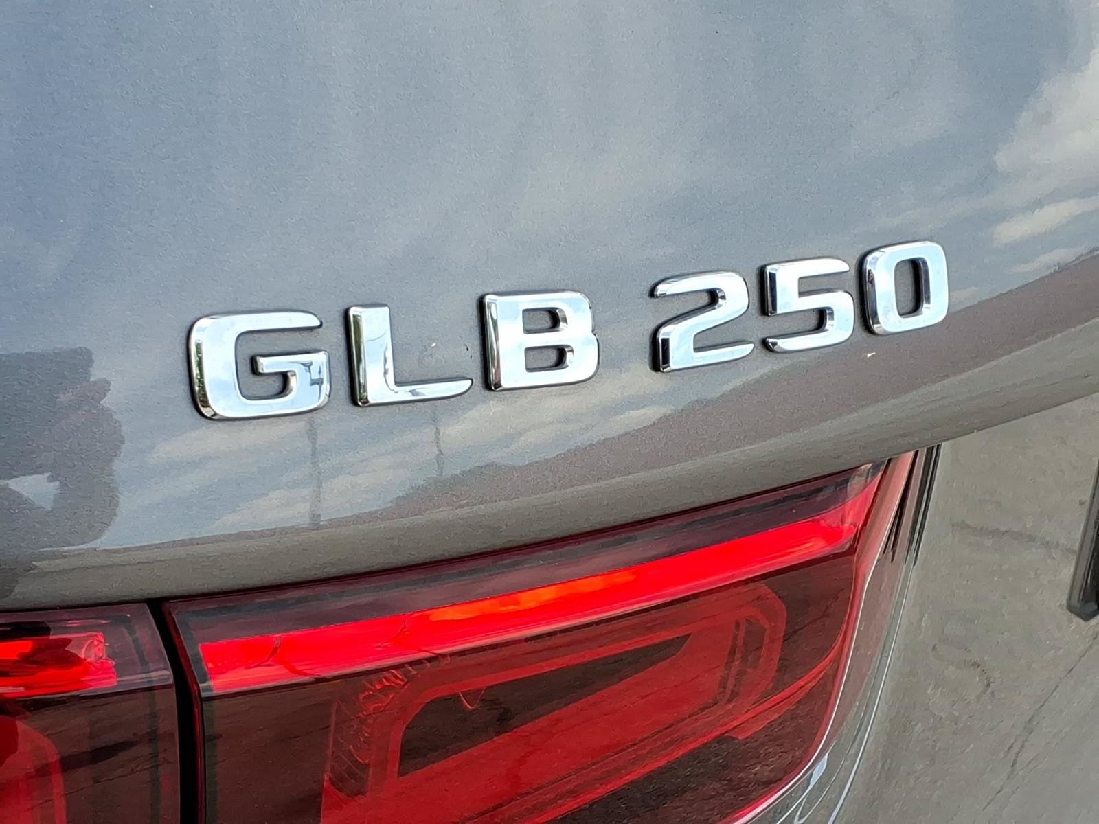 Used 2023 Mercedes-Benz GLB 250 4MATIC image 4