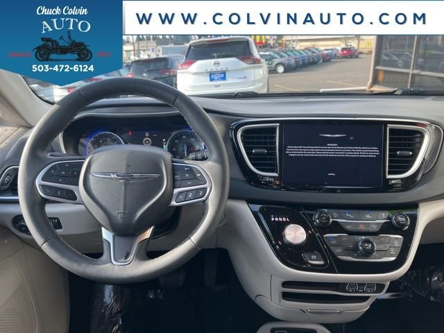 Used 2024 Chrysler Pacifica Touring-L image 16