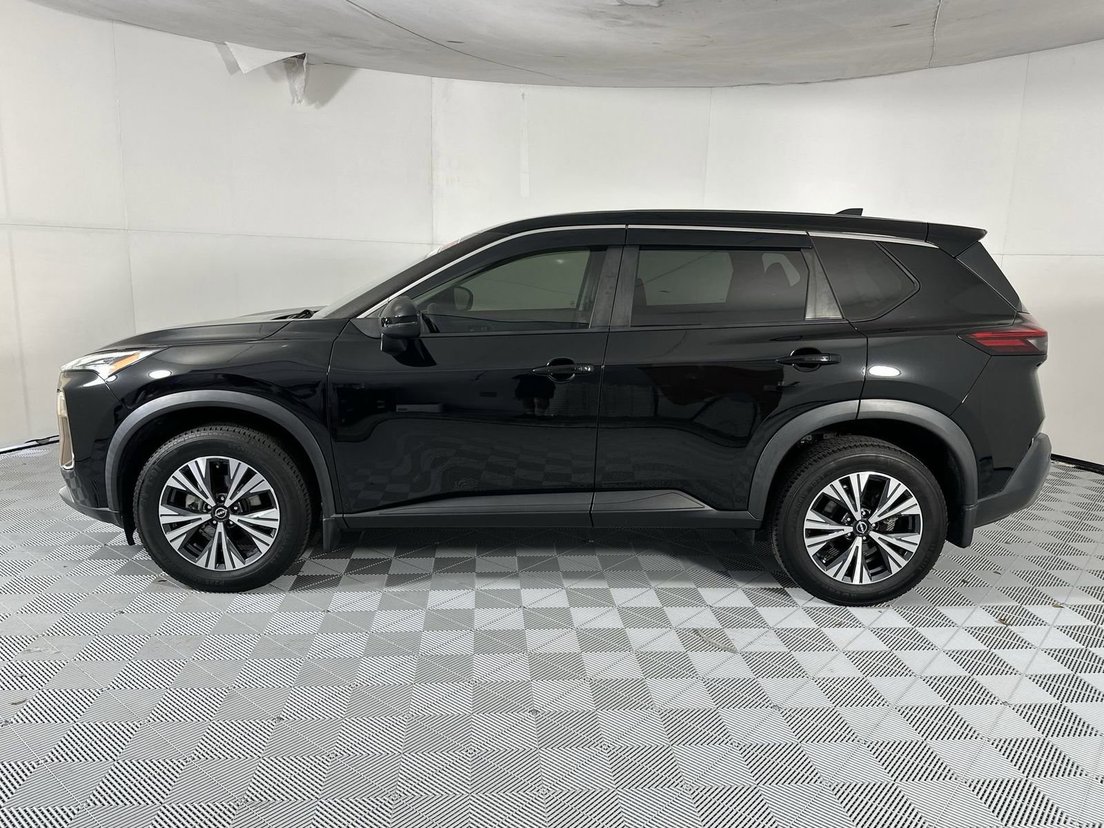 Used 2022 Nissan Rogue SV image 5