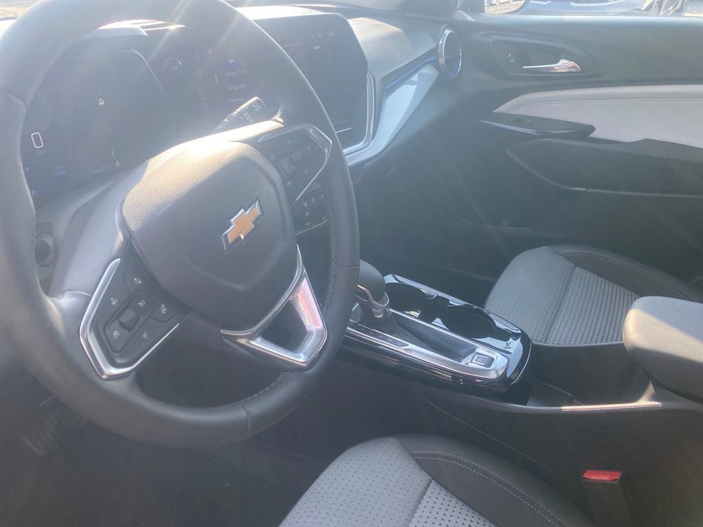 Used 2024 Chevrolet Trax LT w/ Sunroof Package image 18