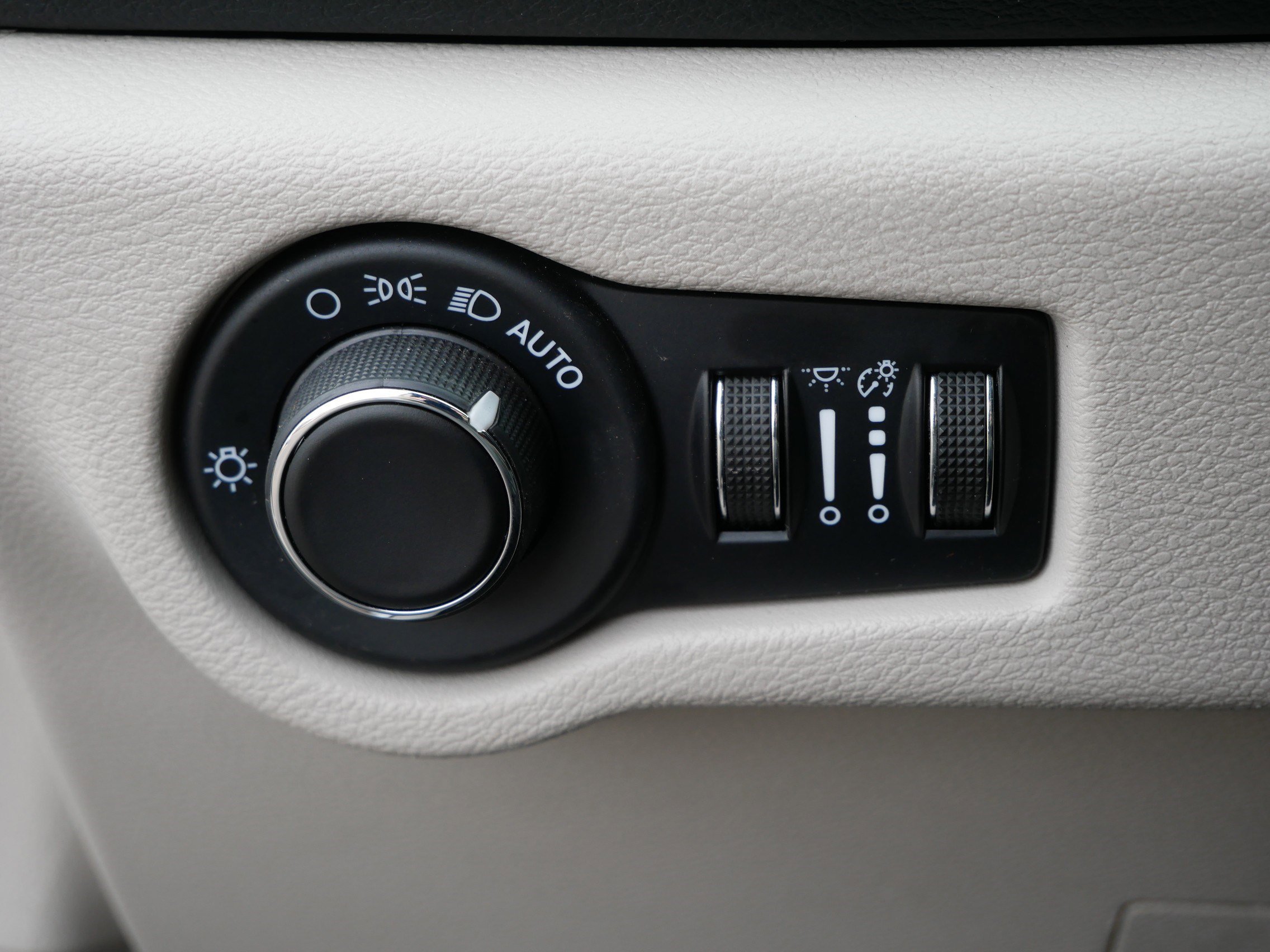 Used 2023 Chrysler Voyager LX image 26