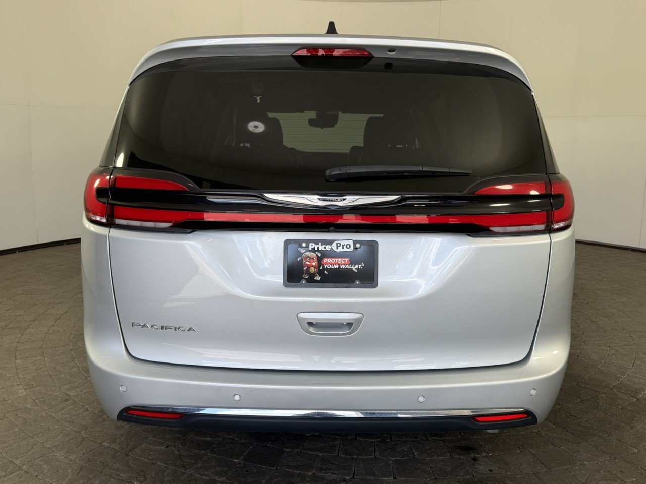 Used 2024 Chrysler Pacifica Touring-L FWD image 6