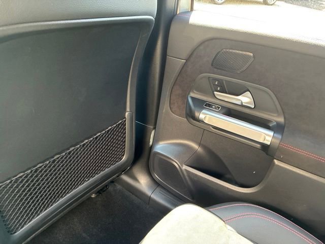 Used 2023 Mercedes-Benz EQB 300 4MATIC image 34