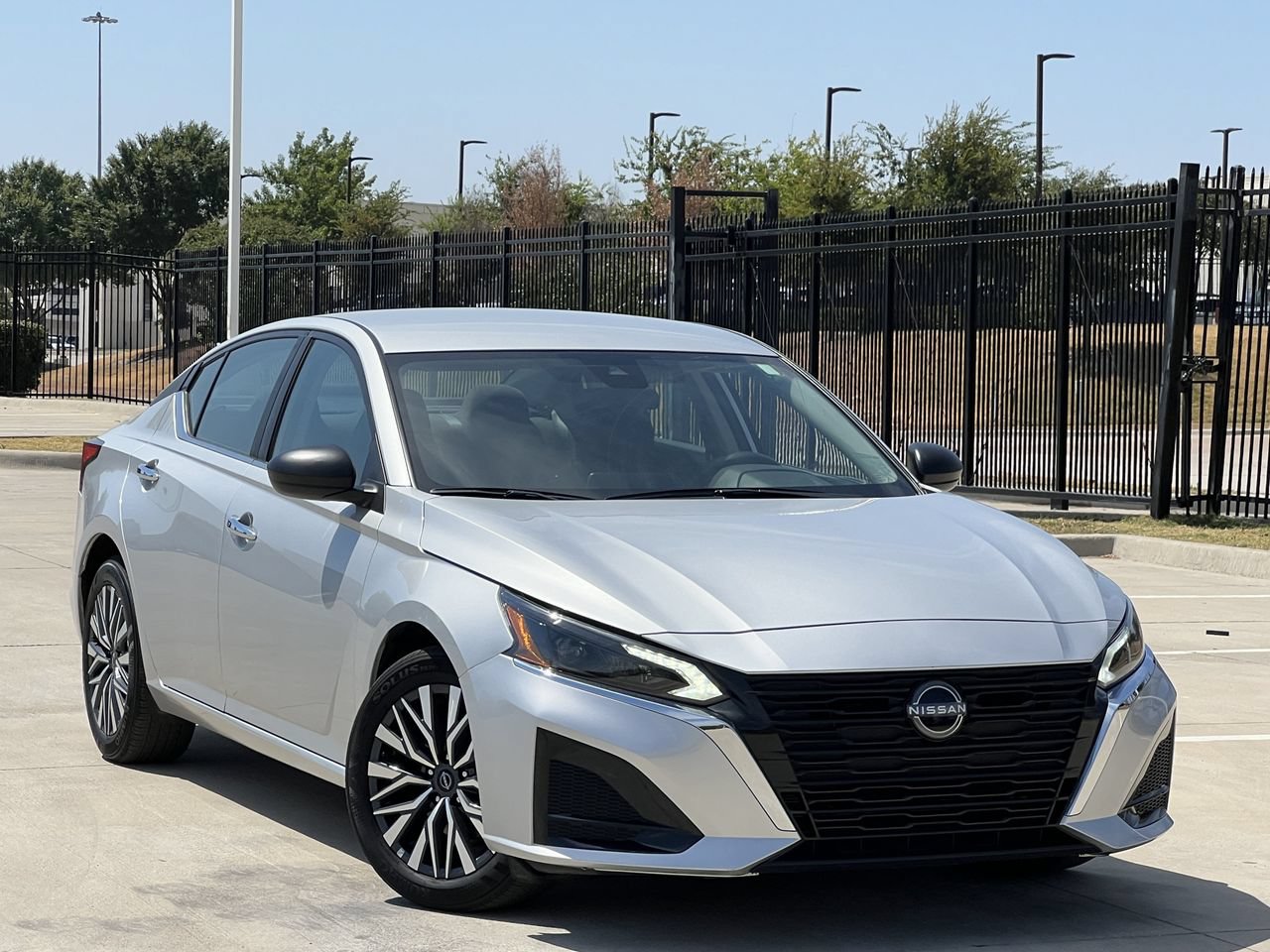 Used 2025 Nissan Altima 2.5 SV FWD image 2