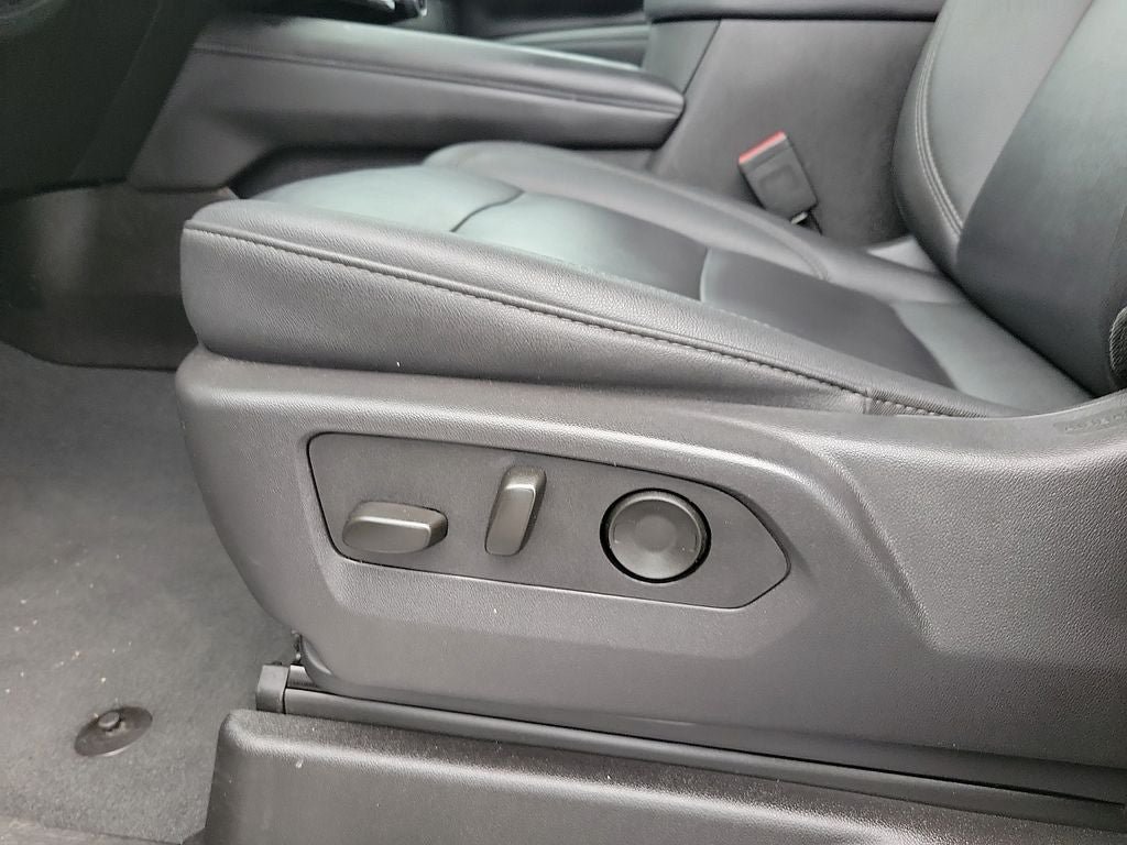 Used 2025 Chevrolet Suburban Z71 AWD/4WD image 13