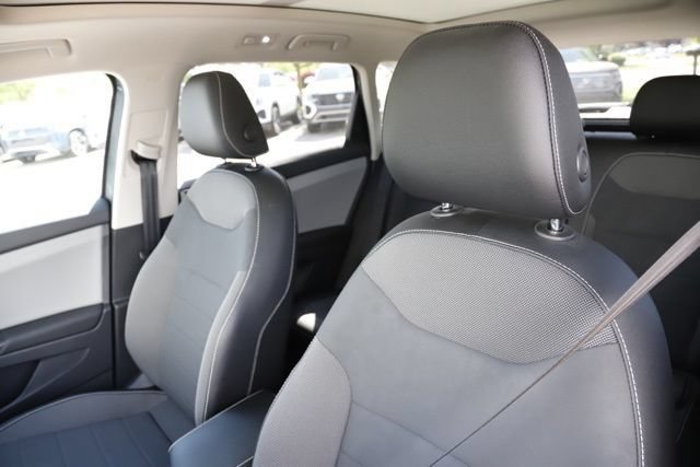 Used 2022 Volkswagen Taos SE w/ Panoramic Sunroof Package AWD/4WD image 13