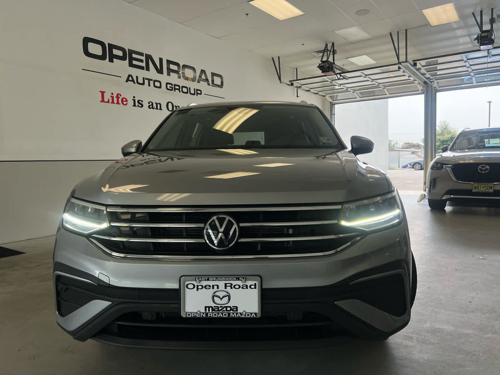 Used 2023 Volkswagen Tiguan SE w/ Panoramic Sunroof Package AWD/4WD image 1