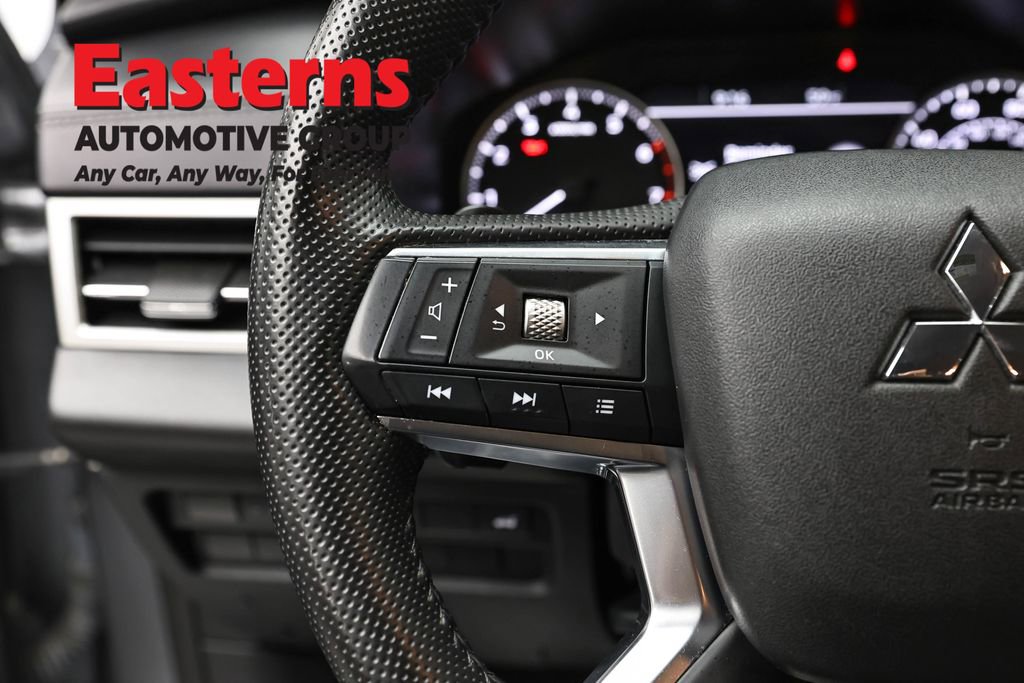 Used 2024 Mitsubishi Outlander SE image 15