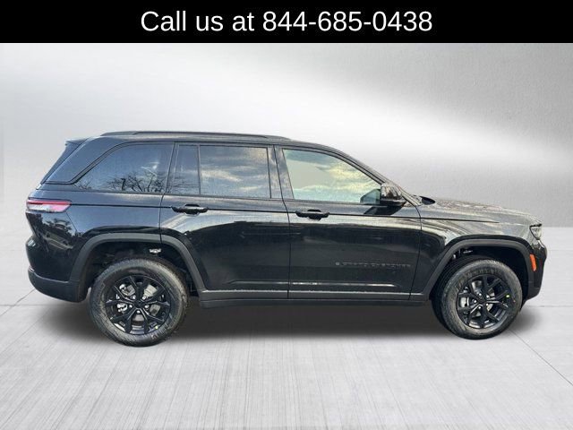 New 2025 Jeep Grand Cherokee Altitude image 4