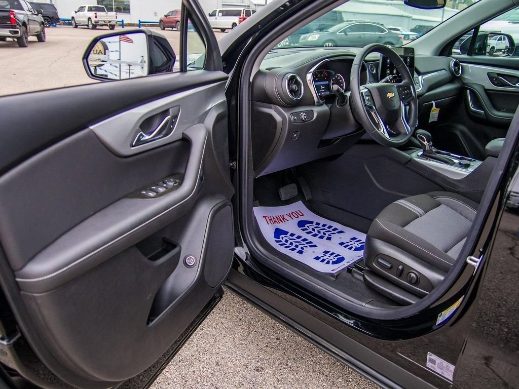 New 2025 Chevrolet Blazer LT w/ Convenience Package FWD image 40