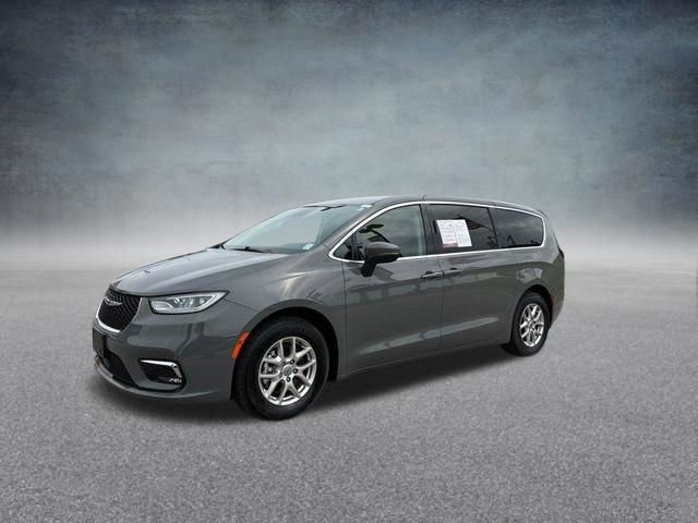 Used 2023 Chrysler Pacifica Touring-L FWD image 15