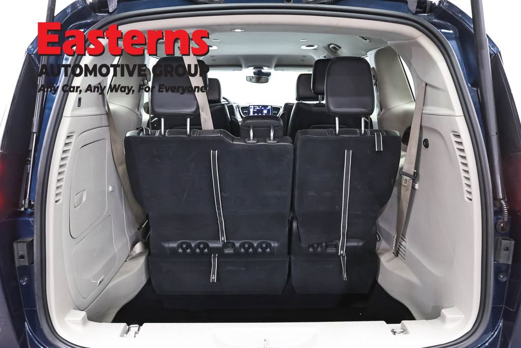 Used 2023 Chrysler Pacifica Touring-L FWD image 8