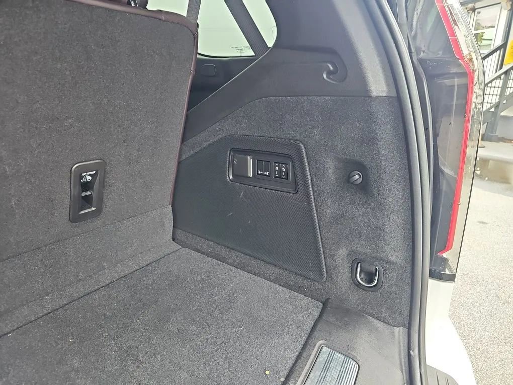 Used 2021 Cadillac Escalade Premium Luxury Platinum image 30