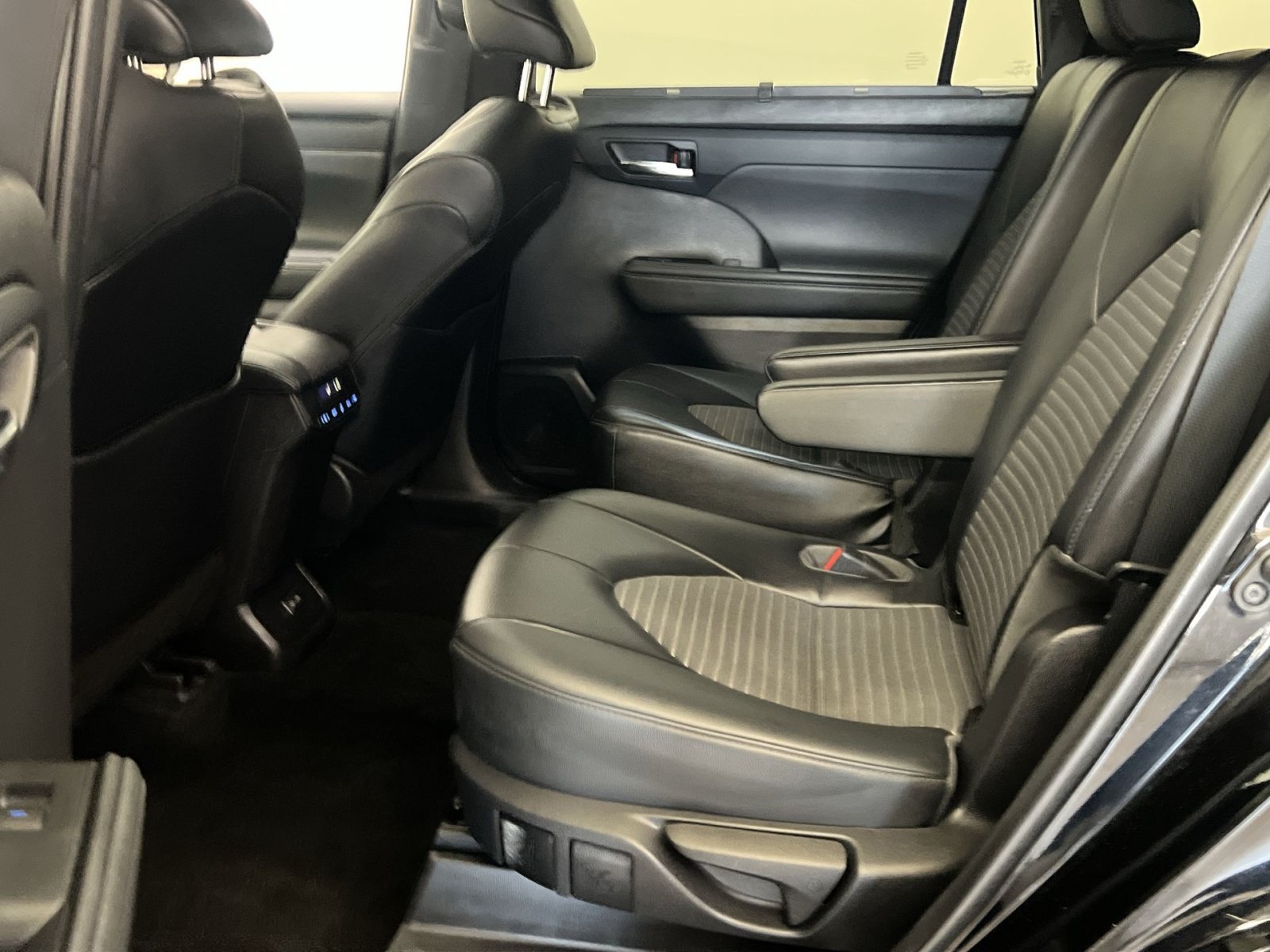 Used 2022 Toyota Highlander XSE AWD/4WD image 24
