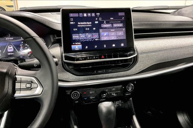 Used 2024 Jeep Compass Latitude image 4