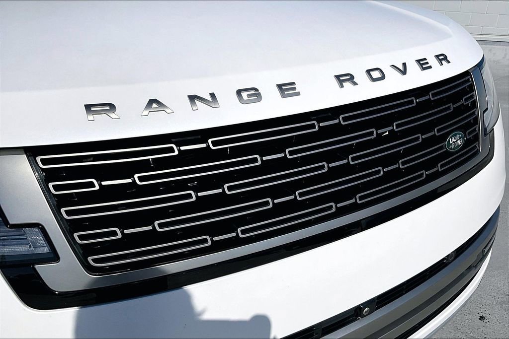 Used 2025 Land Rover Range Rover SE image 32