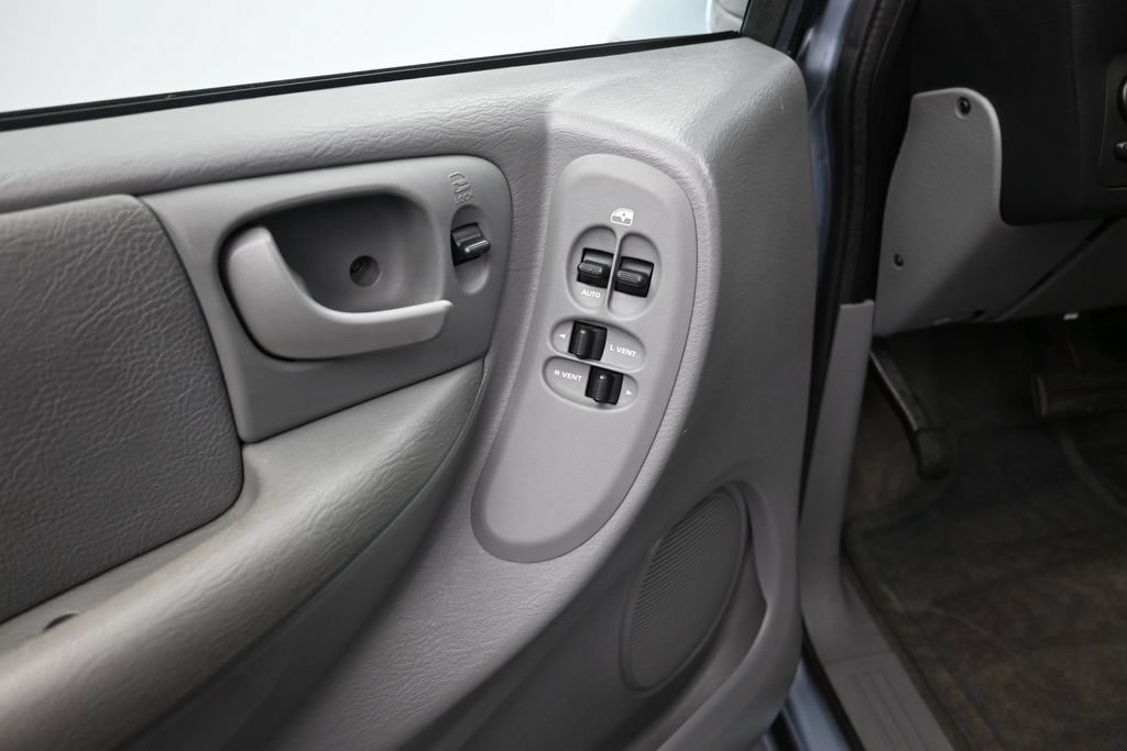 Used 2005 Chrysler Town & Country LX w/ Popular Equipment Group II FWD image 11