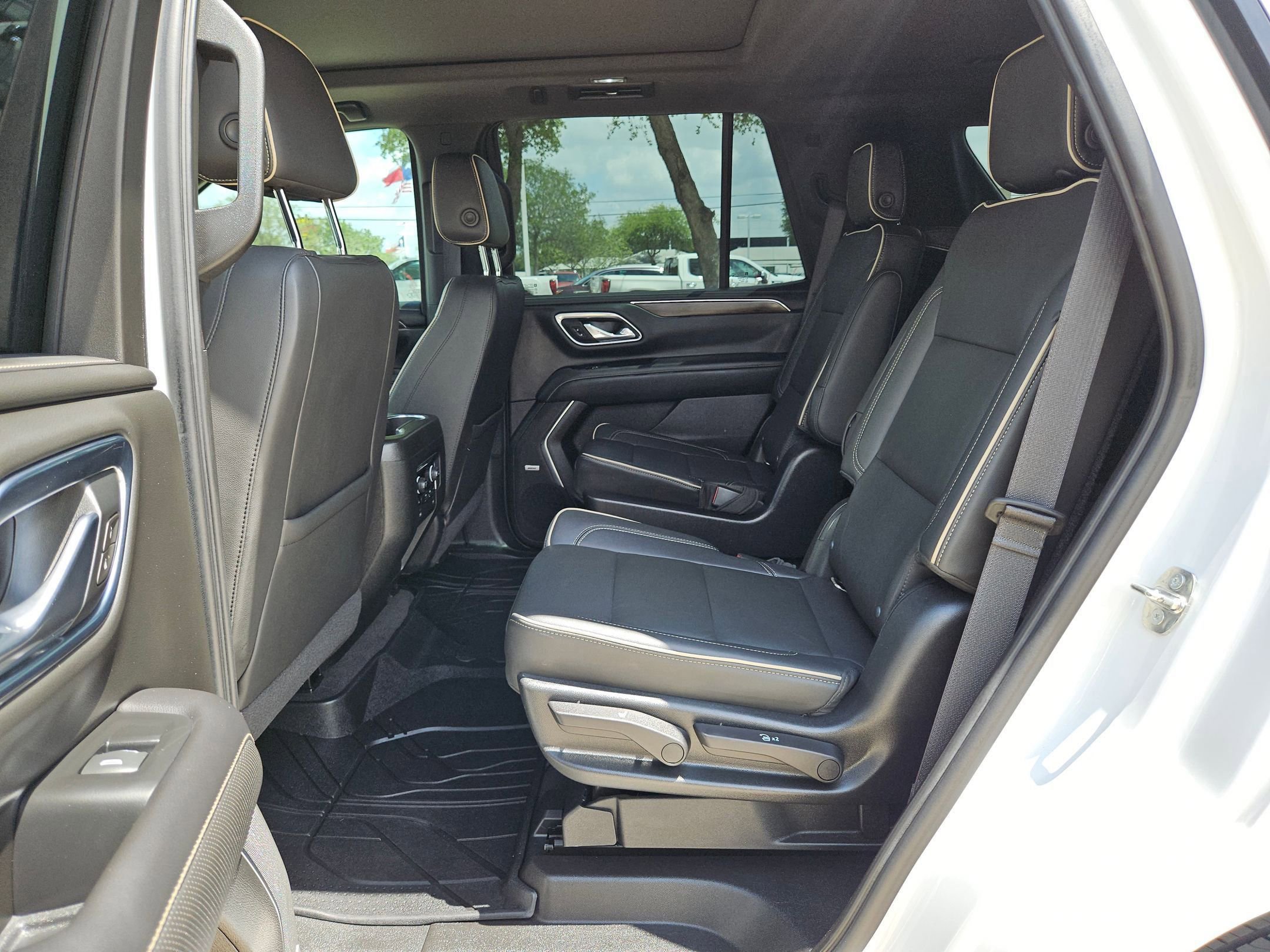Used 2021 Chevrolet Tahoe Premier w/ Premium Package RWD image 14
