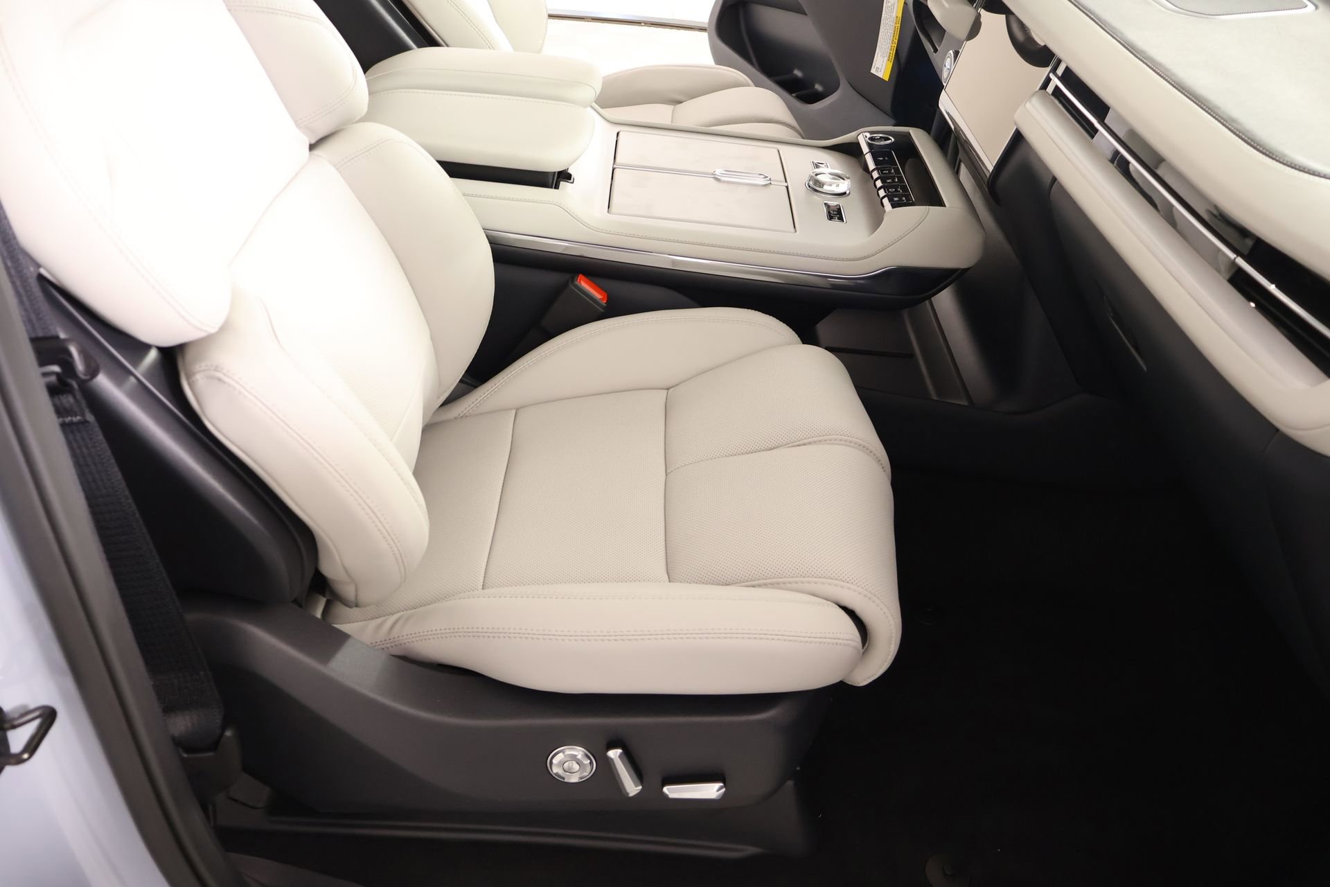New 2026 Lincoln Navigator Premiere AWD/4WD image 14