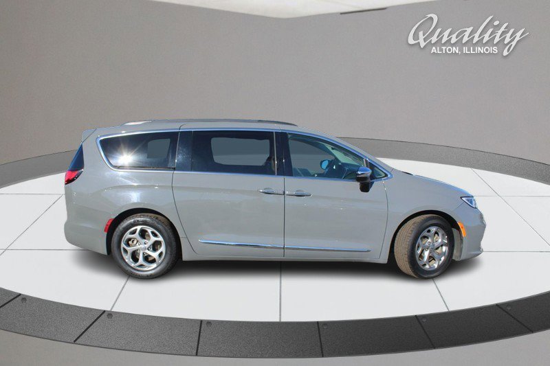 Used 2023 Chrysler Pacifica Limited image 3