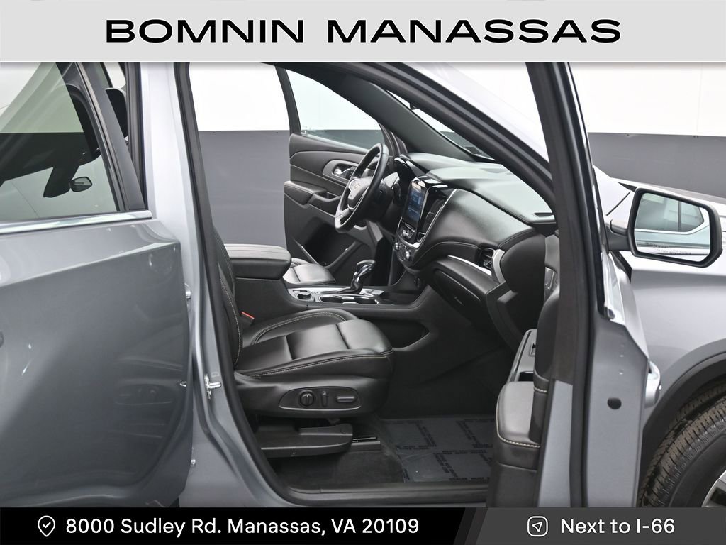 Used 2023 Chevrolet Traverse LT image 9